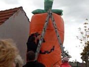 Převlékáme čarodějnici za Obří Halloweenskou mrkvodýni